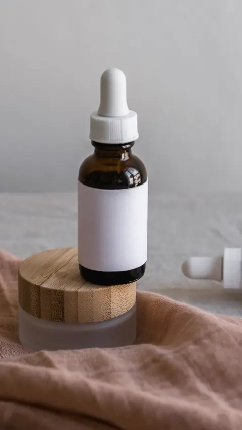 Frascos de cuidado sobre linho rosé (foto ilustrativa)
